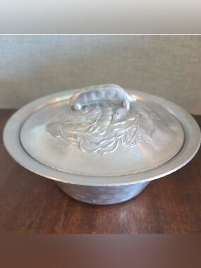 Vintage 1940s Everlast Hand-Forged Aluminum Covered Bowl Pea Vine Motif Lid
